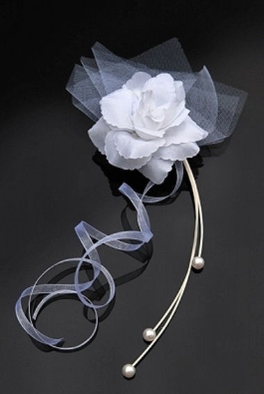 Rattan Bouquet mit weißer Rose, Perlen, Tüll und Bändern im 4er-Pack.