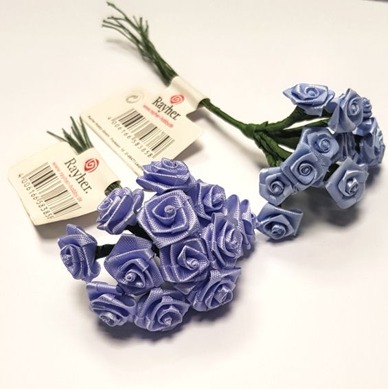 Satinröschen taubenblau, ca. 12 mm Ø, handgedreht, Bündel mit 12 Blüten