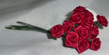 Satinröschen rot, ca. 12 mm Ø, handgedreht, Bündel mit 12 Blüten