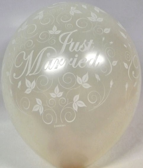 1 Stück 'JUST MARRIED' Latex-Rundballon, perl-elfenbein mit weißem Druck