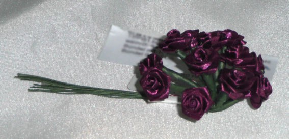 Satinröschen weinrot, ca. 12 mm Ø, handgedreht, Bündel mit 12 Blüten